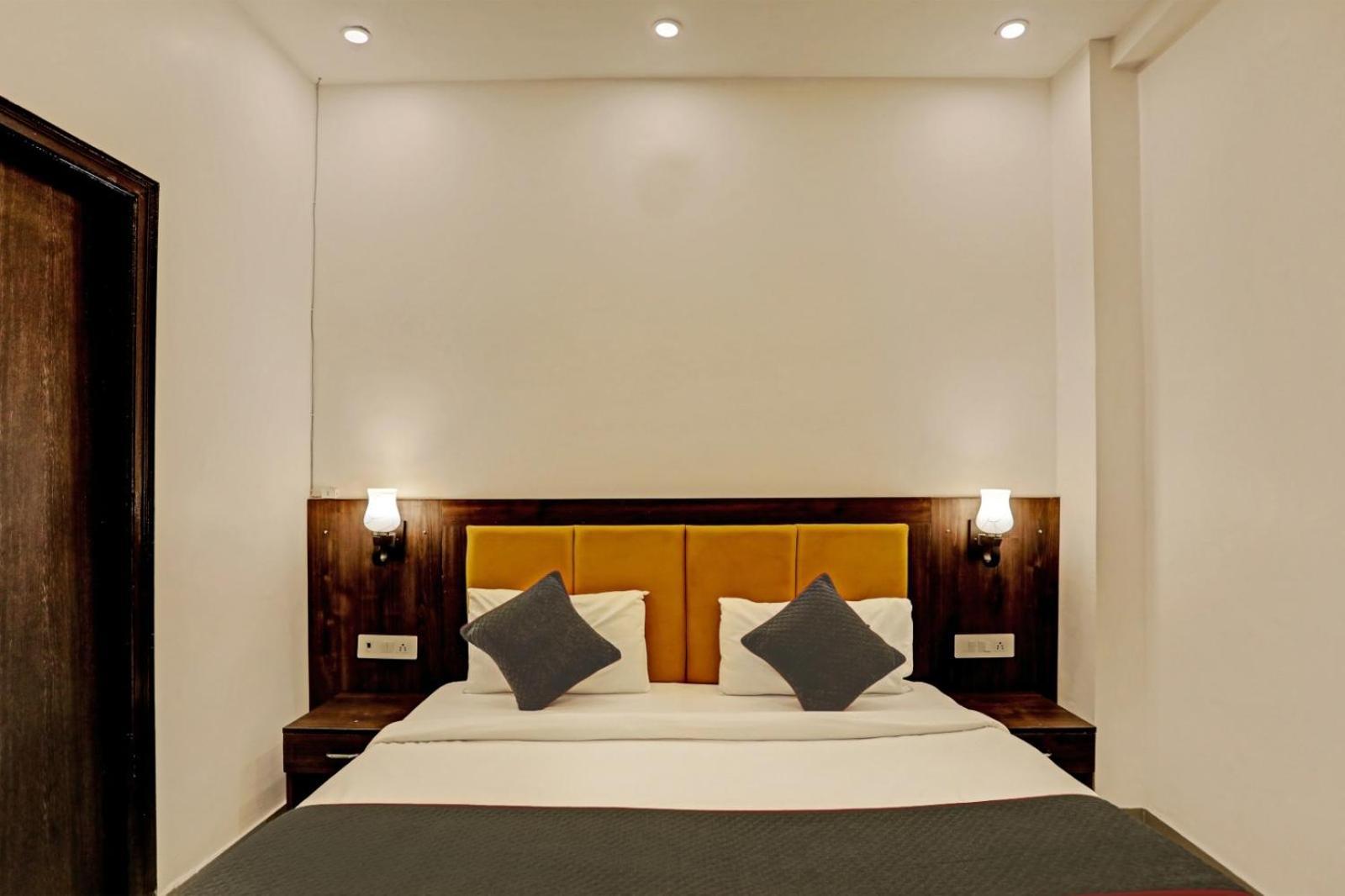 Cozy Cave Near Igi Delhi Airport